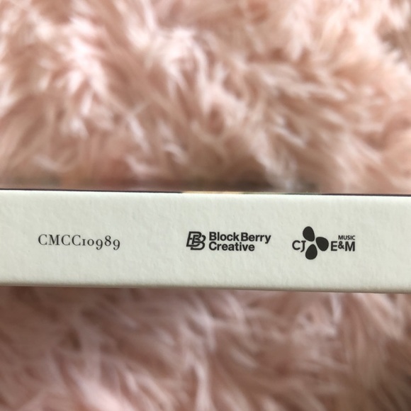 YeoJin A Version First Press Solo Album LOONA Rare - Picture 3 of 3